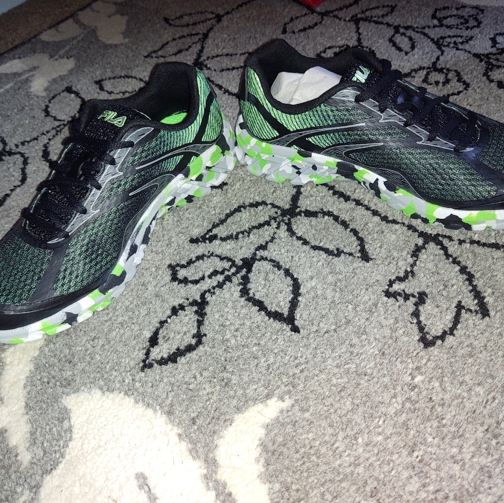 Fila Boys shoes sz 5